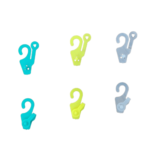 نمونه هنگر پلاستیکی آویزایران - نمایش سه هنگر روی رگال